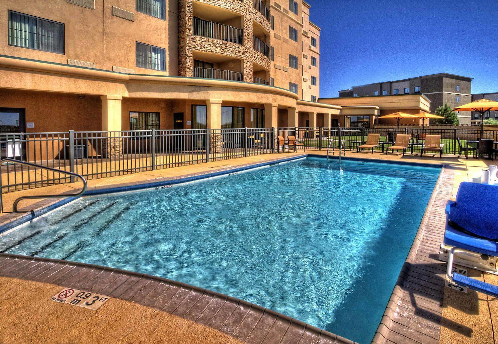 Courtyard By Marriott Midland Hotel Bagian luar foto